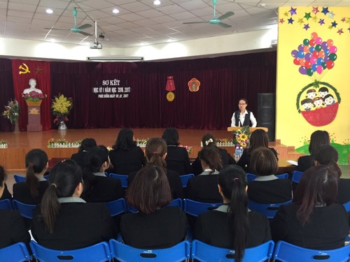 Tập thể cán bộ giáo viên, nhân viên trường mầm non Phúc Đồng tổ chức sơ kết học kỳ I trong không khí phấn khởi.